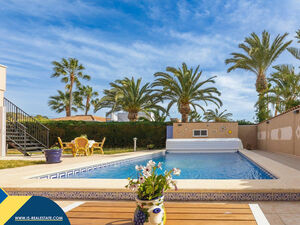 Villa with private pool, in the province of Alicante