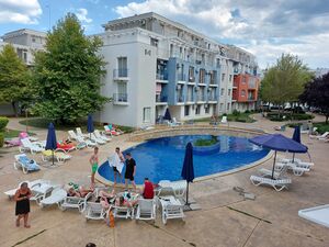 Apartment with 2 bedrooms and Pool view, Sunny Day 3