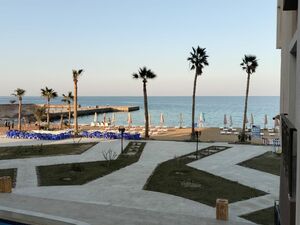 Affordable 1-Bedroom Apartment with private Beach in access 