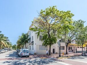 STUNNING STUDIO IN MIAMI BEACH – STEPS FROM THE OCEAN!