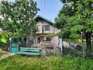 Country house with plot of land and view towards forest