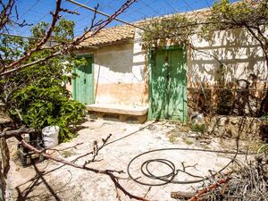 Gran Canaria finca property cave house and old stone house