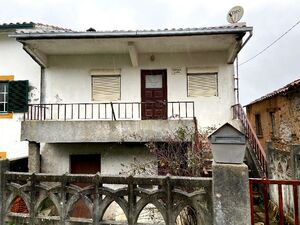 Bank Property, 2 Bedroom House in Góis