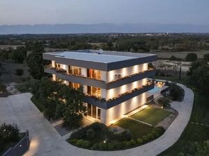 Spacious Villa with Pool for 26 Guests – A Tranquil Oasis Ne