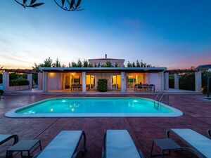 Single-Storey Villa with Two Units and a Shared Garden