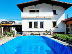Spacious family house with swimming pool, garage and terrace