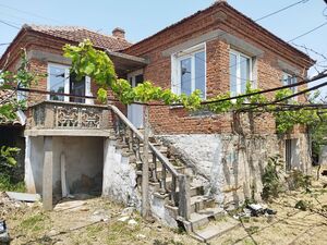 Мassive two-story house with outbuildings for sale in Lesovo
