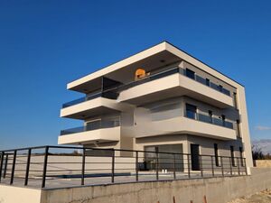 Luxury 3-Bedroom Apartment with Sea View – Novalja