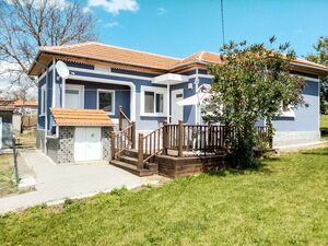 Fully renovated two-bedroom house only 40 min to the sea