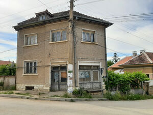 Old rural house with business premises and land in a village