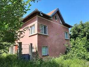 Solid rural property with plot of land located near forest