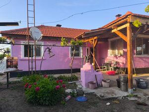 3-Bedroom House with Brand New roof, 20 km from the Beach