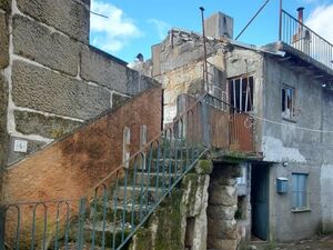Village house for reconstruction in Seixo da Beira