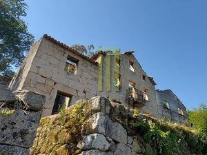 Farm Cortinhais with a granite stoned ruin to be renovated