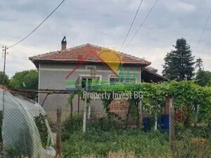 Large plot 2750m² with house,garage and outbuildings Dobrich