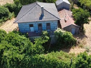 Unique opportunity: expansive renovated property with builda