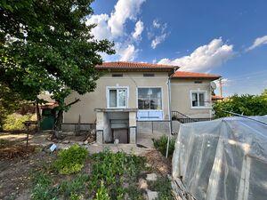 Cheap house with a new roof in a nice village