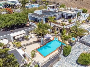 Luxury Villa + 3 Guest Apartments, Lanzarote