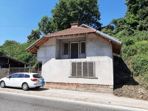 Country house with plot of land and good location in a livel
