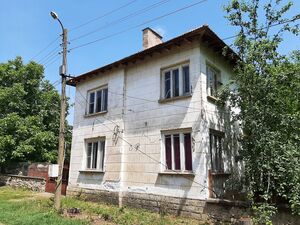 Old country house with big barn and plot of land 