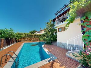 Luxury 2-Storey Villa with Private Pool, Kosharitsa