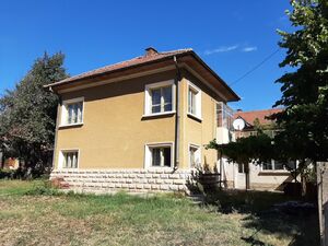 Solid house with barn, garage, annex and land in a village