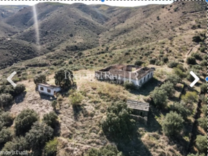 Large Farm Land with Several Ruins  