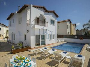 4 bedroom detached villa with private pool 