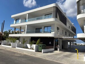 Spacious 2nd floor apartment with roof terrace