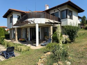 Hillside 3-Bedroom House in Bay View Villas, Kosharitsa