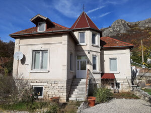 Spacious rural house with land, nice views and good location