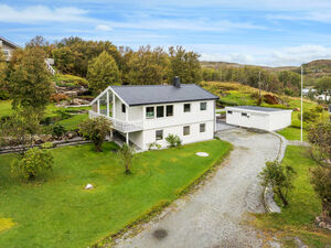Beautiful and spacious detached house with lots of green 