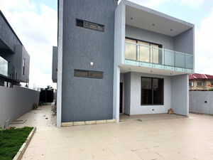 Ultra-modern 4-Bedroom Townhouse@ Botwe school Junction