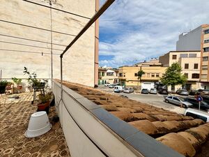 Ground floor apartment with private rooftop terrace in Pere 