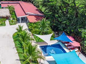 Lovely 7 room boutique hotel/bar just minutes to the beach!