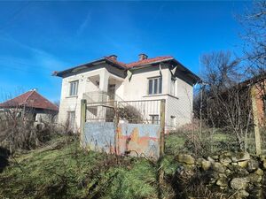 Old rural house with land and nice views 25 km from big city