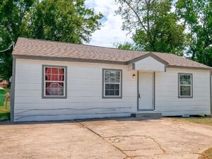 BEAUTIFULLY REMODELED 3 BED / 2 BATH HOME INSIDE