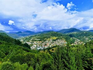 Beautiful 3-Storey Mountain House with Panoramic Views 