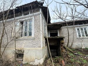 Charming Renovation Project Near the Sea – Huge Garden