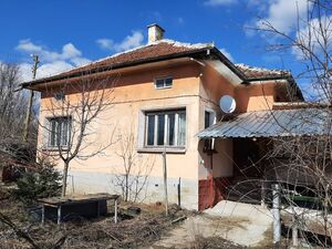 Partially renovated country house with annex, 