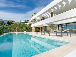 MODERN LUXURY VILLA WITH PANORAMIC GOLF & SEA VIEWS 