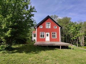 Off-grid Swedish forest cabin near lake – Småland