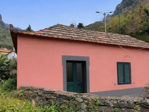Two-bedroom house with 365m2 plot, Serra de Água