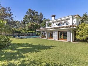 SPACIOUS BEACHSIDE VILLA ON A 2,000 M² PLOT