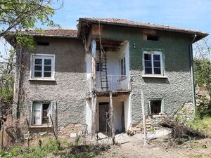 Old country house with barn and land 100 km away from Sofia