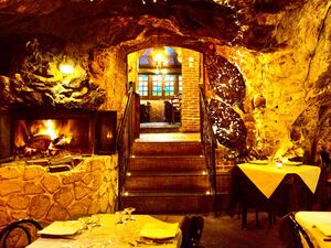 Roma "Le Vere Grotte" – Spacious Apartment and Restaurant 