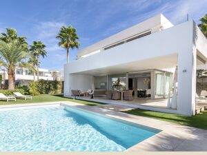 CONTEMPORARY 3-BEDROOM VILLA IN LA FINCA, RIO REAL
