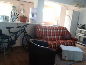 Large apartment in villa with yard/parking
