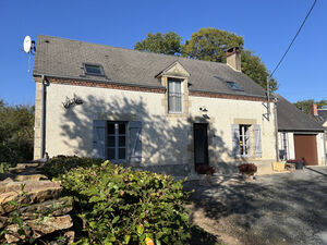 Sazeray – Renovated house with 5,449 m² of land