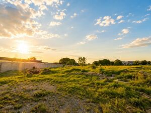 Rarely offered - investment land on Makis